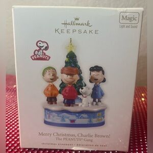 Hallmark Keepsake Magic MERRY CHRISTMAS CHARLIE BROWN Peanuts Gang Ornament 2010